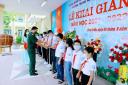 Dc Le Trong HOa tang khen thuong cho HS dat thanh tich xuat sac 1 .jpg - 