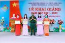 Dc Le Trong Hoa- tang khen thuong cho GV, HS.jpg - 