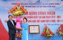 UBND xã tặng hoa.jpg - 