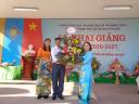 6-dc Duong Doan Cham- CT UBND xa tang hoa chuc mung.JPG - 