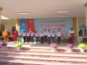 8- Ba vu thi dung trao phan thuong.JPG - 